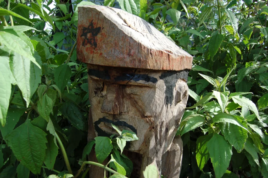 Jarai_tomb_(guardian_spirit_sculpture)